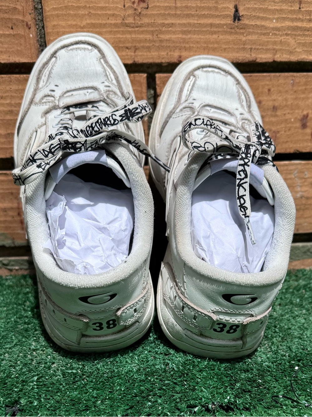 Balenciaga Hamptons Worn Out Sneaker White - Picture 7 of 11